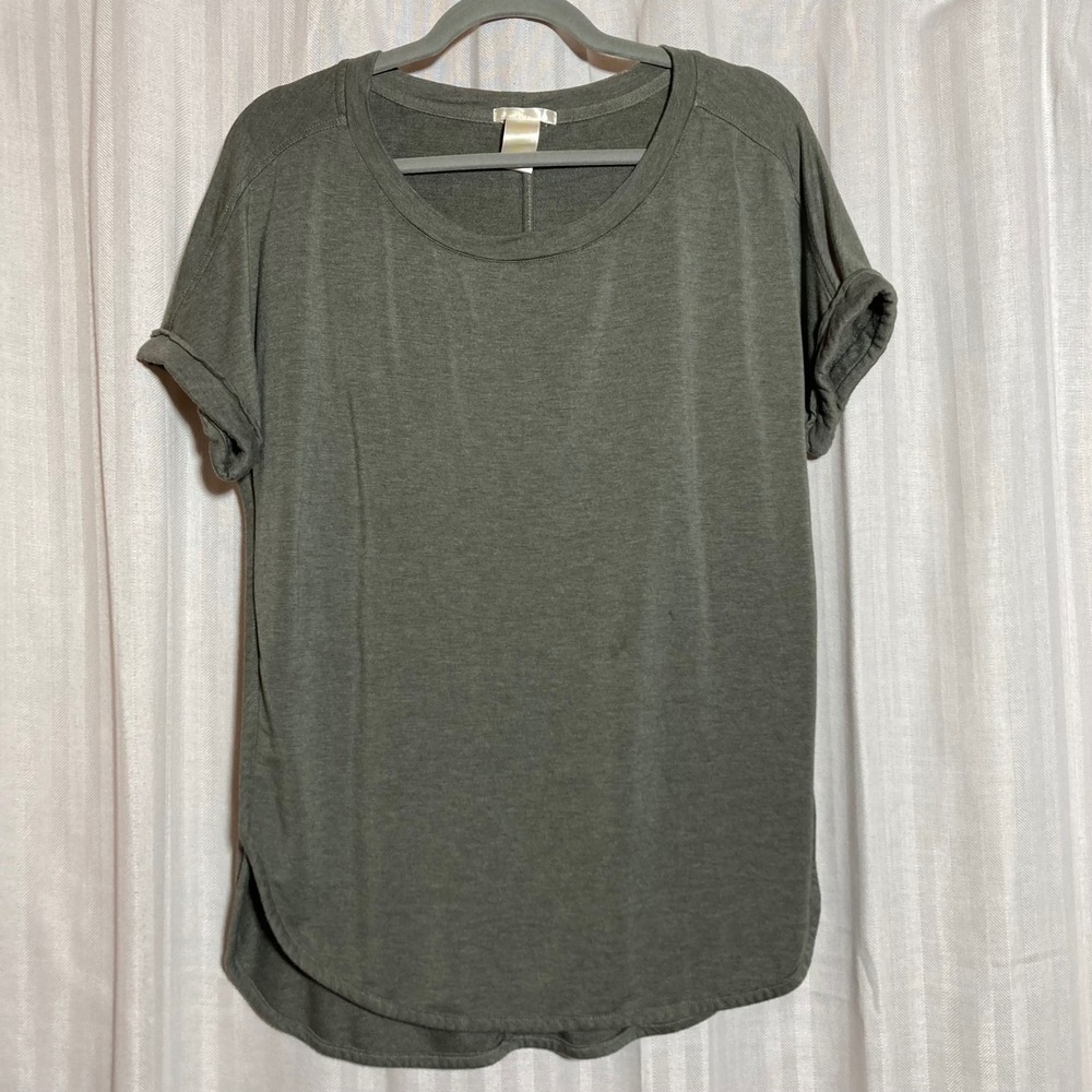 Minimalist Athleisure Olive Green Short Sleeve Soft Top Size M Matty M Womens
